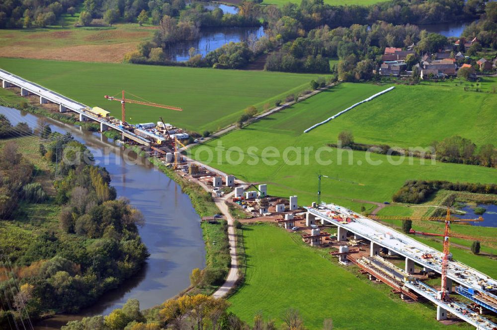 Rattmannsdorf from above - Vorschub- Bauarbeiten an der Saale-Elster-Talbrücke zwischen Ammendorf und Schkopau. Das Beton- Viadukt mit insgesamt 8, 5 Kilometern Länge wird teilweise mit großen Baugerüsten in so genannter Vor-Kopf-Bauweise errichtet. Die ICE - Neubaustrecke im Projekt VDE 8 der Deutschen Bahn und der DEGES soll 2015 in Betrieb gehen und wird das bisher längste Brückenbauwerk Deutschlands sein. Bauausführende Firmen sind die Hochtief Construction AG, Adam Hörnig, Gerdum und Breuer; Franki Grundbau; Doka Schalungstechniker; BBV Vorspanntechnik; Röro Traggerüstsysteme; Oevermann Hoch- und Tiefbau, Teupe & Söhne Gerüstbau GmbH, Alpine Bau, Kann Baustoffe und Arcelormittal. Die Bauüberwachung erfolgt durch das Ingenieurbüro Schüßler Plan. Construction site of the Saale-Elster-Talbrücke between Ammendorf and Schkopau. It will be 8, 5 km long and belongs to the Deutsche Bahn project VDE 8 and the DEGES. It should be finished in 2015. Its going to be the longest bridge in Germany. It is constructed by Hochtief Construction AG, Adam Hörnig, Gerdum und Breuer; Franki Grundbau; Doka Schalungstechniker; BBV Vorspanntechnik; Röro Traggerüstsysteme; Oevermann Hoch- und Tiefbau, Teupe & Söhne Gerüstbau GmbH, Alpine Bau, Kann Baustoffe und Arcelormittal.