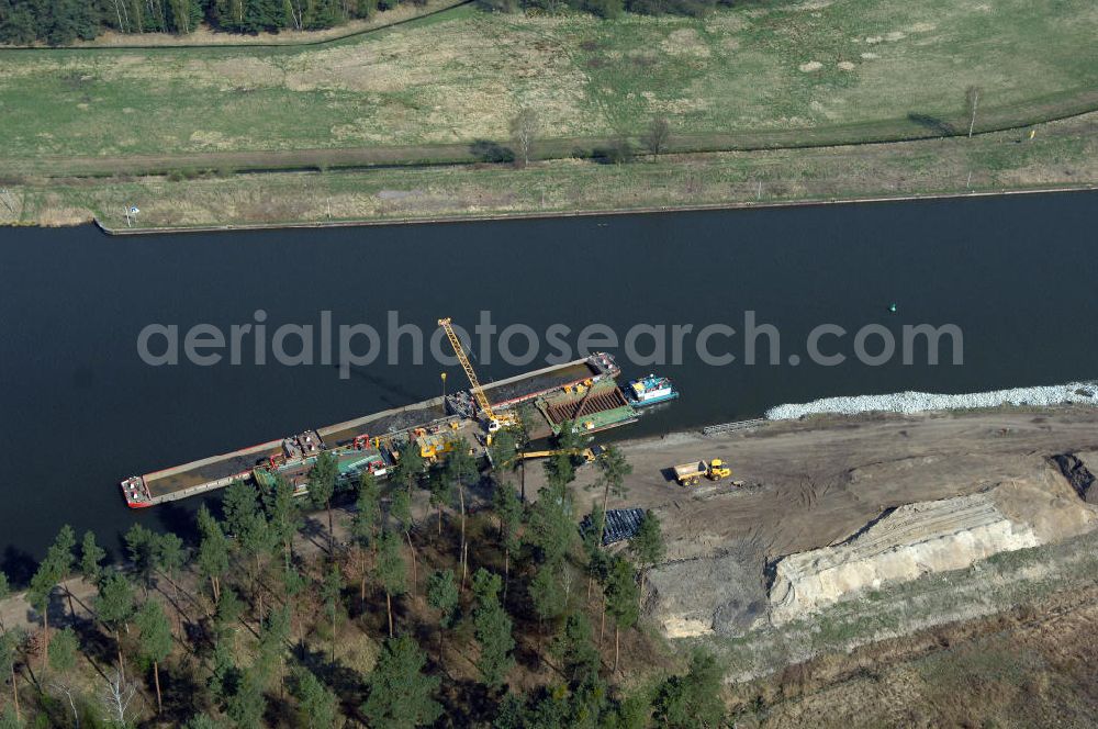 Aerial photograph WUSTERWITZ - Blick auf die Schleuse in Wusterwitz. Im Rahmen des VDE Nr. 17 wird bei EHK km 376,8 neben der bereits bestehenden Schleuse Wusterwitz eine neue Südschleuse geplant. Die 12,50 m breite Schleusenkammer hat eine nutzbare Kammerlänge von 190 m. Das Bauwerk erhält ein modernes und wirtschaftliches hydraulisches Seitenfüllsystem. Wusterwitz ist eine Gemeinde im brandenburgischen Landkreis Potsdam-Mittelmark. Sie ist Sitz des gleichnamigen Amtes, dem zudem die Gemeinden Rosenau und Bensdorf angehören. Auftraggeber und Kontakt: Wasser- und Schifffahrtsverwaltung des Bundes (WSV) im Geschäftsbereich des Bundesministeriums für Verkehr, Bau und Stadtentwicklung. Vertreten durch das Referat WS16, Verkehrstechnik, IT und Öffentlichkeitsarbeit in der Wasser- und Schifffahrtsverwaltung, Robert-Schuman-Platz 1, Postfach 20 01 00, 53170 Bonn; Kontakt Amt Wusterwitz: August-Bebel Strasse 10, 14789 Wusterwitz, Tel. +49 (0)33839 669 0, Fax +49 (0)33839 669 31, e-mail: amt-wusterwitz@t-online.de Wasserstrassenneubauamt Magdeburg / WSNBA Magdeburg