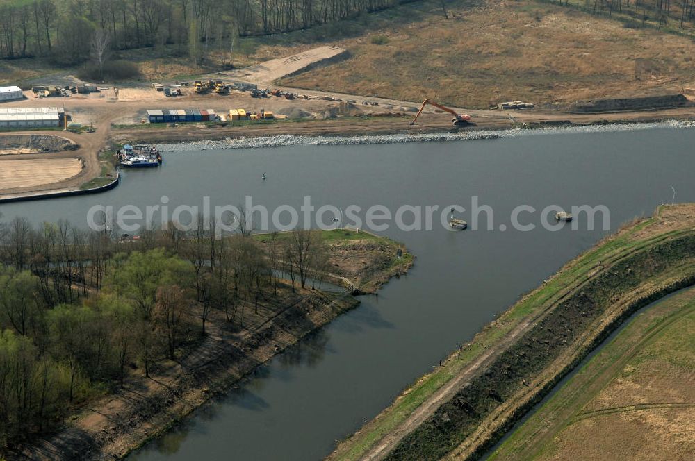 WUSTERWITZ from above - Blick auf die Schleuse in Wusterwitz. Im Rahmen des VDE Nr. 17 wird bei EHK km 376,8 neben der bereits bestehenden Schleuse Wusterwitz eine neue Südschleuse geplant. Die 12,50 m breite Schleusenkammer hat eine nutzbare Kammerlänge von 190 m. Das Bauwerk erhält ein modernes und wirtschaftliches hydraulisches Seitenfüllsystem. Wusterwitz ist eine Gemeinde im brandenburgischen Landkreis Potsdam-Mittelmark. Sie ist Sitz des gleichnamigen Amtes, dem zudem die Gemeinden Rosenau und Bensdorf angehören. Auftraggeber und Kontakt: Wasser- und Schifffahrtsverwaltung des Bundes (WSV) im Geschäftsbereich des Bundesministeriums für Verkehr, Bau und Stadtentwicklung. Vertreten durch das Referat WS16, Verkehrstechnik, IT und Öffentlichkeitsarbeit in der Wasser- und Schifffahrtsverwaltung, Robert-Schuman-Platz 1, Postfach 20 01 00, 53170 Bonn; Kontakt Amt Wusterwitz: August-Bebel Strasse 10, 14789 Wusterwitz, Tel. +49 (0)33839 669 0, Fax +49 (0)33839 669 31, e-mail: amt-wusterwitz@t-online.de Wasserstrassenneubauamt Magdeburg / WSNBA Magdeburg