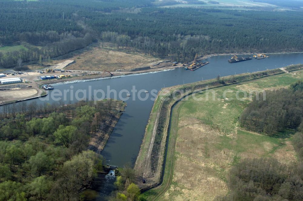 WUSTERWITZ from the bird's eye view: Blick auf die Schleuse in Wusterwitz. Im Rahmen des VDE Nr. 17 wird bei EHK km 376,8 neben der bereits bestehenden Schleuse Wusterwitz eine neue Südschleuse geplant. Die 12,50 m breite Schleusenkammer hat eine nutzbare Kammerlänge von 190 m. Das Bauwerk erhält ein modernes und wirtschaftliches hydraulisches Seitenfüllsystem. Wusterwitz ist eine Gemeinde im brandenburgischen Landkreis Potsdam-Mittelmark. Sie ist Sitz des gleichnamigen Amtes, dem zudem die Gemeinden Rosenau und Bensdorf angehören. Auftraggeber und Kontakt: Wasser- und Schifffahrtsverwaltung des Bundes (WSV) im Geschäftsbereich des Bundesministeriums für Verkehr, Bau und Stadtentwicklung. Vertreten durch das Referat WS16, Verkehrstechnik, IT und Öffentlichkeitsarbeit in der Wasser- und Schifffahrtsverwaltung, Robert-Schuman-Platz 1, Postfach 20 01 00, 53170 Bonn; Kontakt Amt Wusterwitz: August-Bebel Strasse 10, 14789 Wusterwitz, Tel. +49 (0)33839 669 0, Fax +49 (0)33839 669 31, e-mail: amt-wusterwitz@t-online.de Wasserstrassenneubauamt Magdeburg / WSNBA Magdeburg