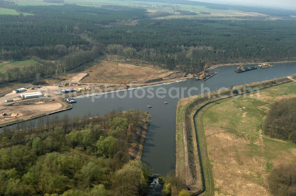 Aerial image WUSTERWITZ - Blick auf die Schleuse in Wusterwitz. Im Rahmen des VDE Nr. 17 wird bei EHK km 376,8 neben der bereits bestehenden Schleuse Wusterwitz eine neue Südschleuse geplant. Die 12,50 m breite Schleusenkammer hat eine nutzbare Kammerlänge von 190 m. Das Bauwerk erhält ein modernes und wirtschaftliches hydraulisches Seitenfüllsystem. Wusterwitz ist eine Gemeinde im brandenburgischen Landkreis Potsdam-Mittelmark. Sie ist Sitz des gleichnamigen Amtes, dem zudem die Gemeinden Rosenau und Bensdorf angehören. Auftraggeber und Kontakt: Wasser- und Schifffahrtsverwaltung des Bundes (WSV) im Geschäftsbereich des Bundesministeriums für Verkehr, Bau und Stadtentwicklung. Vertreten durch das Referat WS16, Verkehrstechnik, IT und Öffentlichkeitsarbeit in der Wasser- und Schifffahrtsverwaltung, Robert-Schuman-Platz 1, Postfach 20 01 00, 53170 Bonn; Kontakt Amt Wusterwitz: August-Bebel Strasse 10, 14789 Wusterwitz, Tel. +49 (0)33839 669 0, Fax +49 (0)33839 669 31, e-mail: amt-wusterwitz@t-online.de Wasserstrassenneubauamt Magdeburg / WSNBA Magdeburg