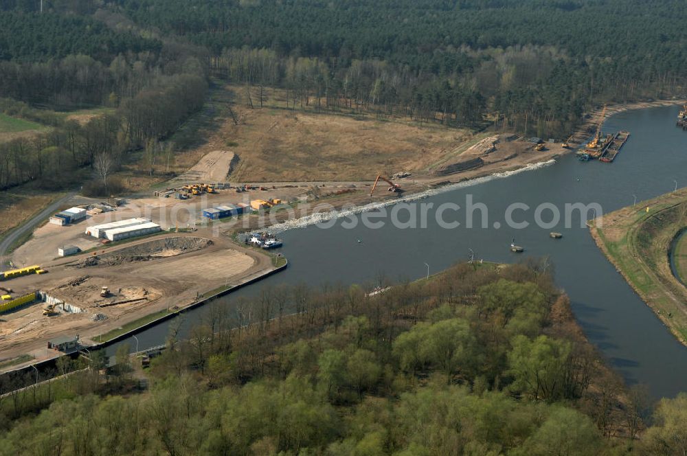 Aerial photograph WUSTERWITZ - Blick auf die Schleuse in Wusterwitz. Im Rahmen des VDE Nr. 17 wird bei EHK km 376,8 neben der bereits bestehenden Schleuse Wusterwitz eine neue Südschleuse geplant. Die 12,50 m breite Schleusenkammer hat eine nutzbare Kammerlänge von 190 m. Das Bauwerk erhält ein modernes und wirtschaftliches hydraulisches Seitenfüllsystem. Wusterwitz ist eine Gemeinde im brandenburgischen Landkreis Potsdam-Mittelmark. Sie ist Sitz des gleichnamigen Amtes, dem zudem die Gemeinden Rosenau und Bensdorf angehören. Auftraggeber und Kontakt: Wasser- und Schifffahrtsverwaltung des Bundes (WSV) im Geschäftsbereich des Bundesministeriums für Verkehr, Bau und Stadtentwicklung. Vertreten durch das Referat WS16, Verkehrstechnik, IT und Öffentlichkeitsarbeit in der Wasser- und Schifffahrtsverwaltung, Robert-Schuman-Platz 1, Postfach 20 01 00, 53170 Bonn; Kontakt Amt Wusterwitz: August-Bebel Strasse 10, 14789 Wusterwitz, Tel. +49 (0)33839 669 0, Fax +49 (0)33839 669 31, e-mail: amt-wusterwitz@t-online.de Wasserstrassenneubauamt Magdeburg / WSNBA Magdeburg