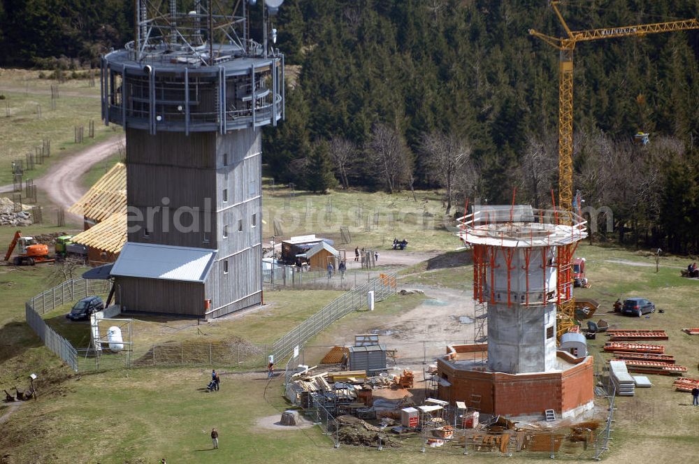 GEHLBERG from the bird's eye view: Blick auf den Schneekopf in Kammlage des Thüringer Waldes. Auf dem Schneekopf ensteht ein Berggasthauses mit Restaurant und Herberge (Berggasthaus 'Neue Gehlberger Hütte') und ein Aussichtsturm (Schneekopf-Turm) neben dem alten Fernmelde-Funkturm. Der Gipfel war bis 1990 militärisches Sperrgebiet und sowjetischer Horchposten, heute zeugt hiervon nur noch der Fernmeldeturm. Unterhalb des Gipfels, der 1996/1997 renaturiert wurde, liegt das 38,5 ha große Naturschutzgebiet Schneekopfmoore am Teufelskreis. Fremdenverkehrsverein Gehlberg e.V., Hauptstraße 41, 98559 Gehlberg, Tel.: +49(0)36 845 - 50 500 gehlberginfo@aol.com Achim Walder: