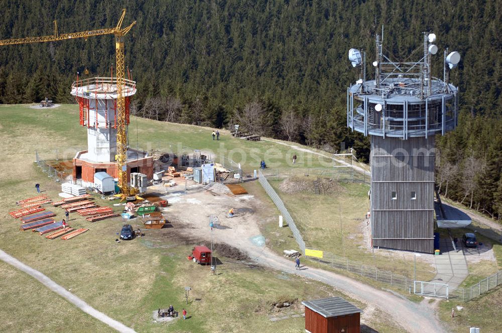 Aerial image GEHLBERG - Blick auf den Schneekopf in Kammlage des Thüringer Waldes. Auf dem Schneekopf ensteht ein Berggasthauses mit Restaurant und Herberge (Berggasthaus 'Neue Gehlberger Hütte') und ein Aussichtsturm (Schneekopf-Turm) neben dem alten Fernmelde-Funkturm. Der Gipfel war bis 1990 militärisches Sperrgebiet und sowjetischer Horchposten, heute zeugt hiervon nur noch der Fernmeldeturm. Unterhalb des Gipfels, der 1996/1997 renaturiert wurde, liegt das 38,5 ha große Naturschutzgebiet Schneekopfmoore am Teufelskreis. Fremdenverkehrsverein Gehlberg e.V., Hauptstraße 41, 98559 Gehlberg, Tel.: +49(0)36 845 - 50 500 gehlberginfo@aol.com Achim Walder: