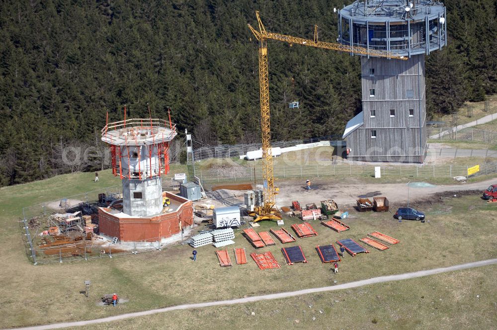 Aerial photograph GEHLBERG - Blick auf den Schneekopf in Kammlage des Thüringer Waldes. Auf dem Schneekopf ensteht ein Berggasthauses mit Restaurant und Herberge (Berggasthaus 'Neue Gehlberger Hütte') und ein Aussichtsturm (Schneekopf-Turm) neben dem alten Fernmelde-Funkturm. Der Gipfel war bis 1990 militärisches Sperrgebiet und sowjetischer Horchposten, heute zeugt hiervon nur noch der Fernmeldeturm. Unterhalb des Gipfels, der 1996/1997 renaturiert wurde, liegt das 38,5 ha große Naturschutzgebiet Schneekopfmoore am Teufelskreis. Fremdenverkehrsverein Gehlberg e.V., Hauptstraße 41, 98559 Gehlberg, Tel.: +49(0)36 845 - 50 500 gehlberginfo@aol.com Achim Walder: