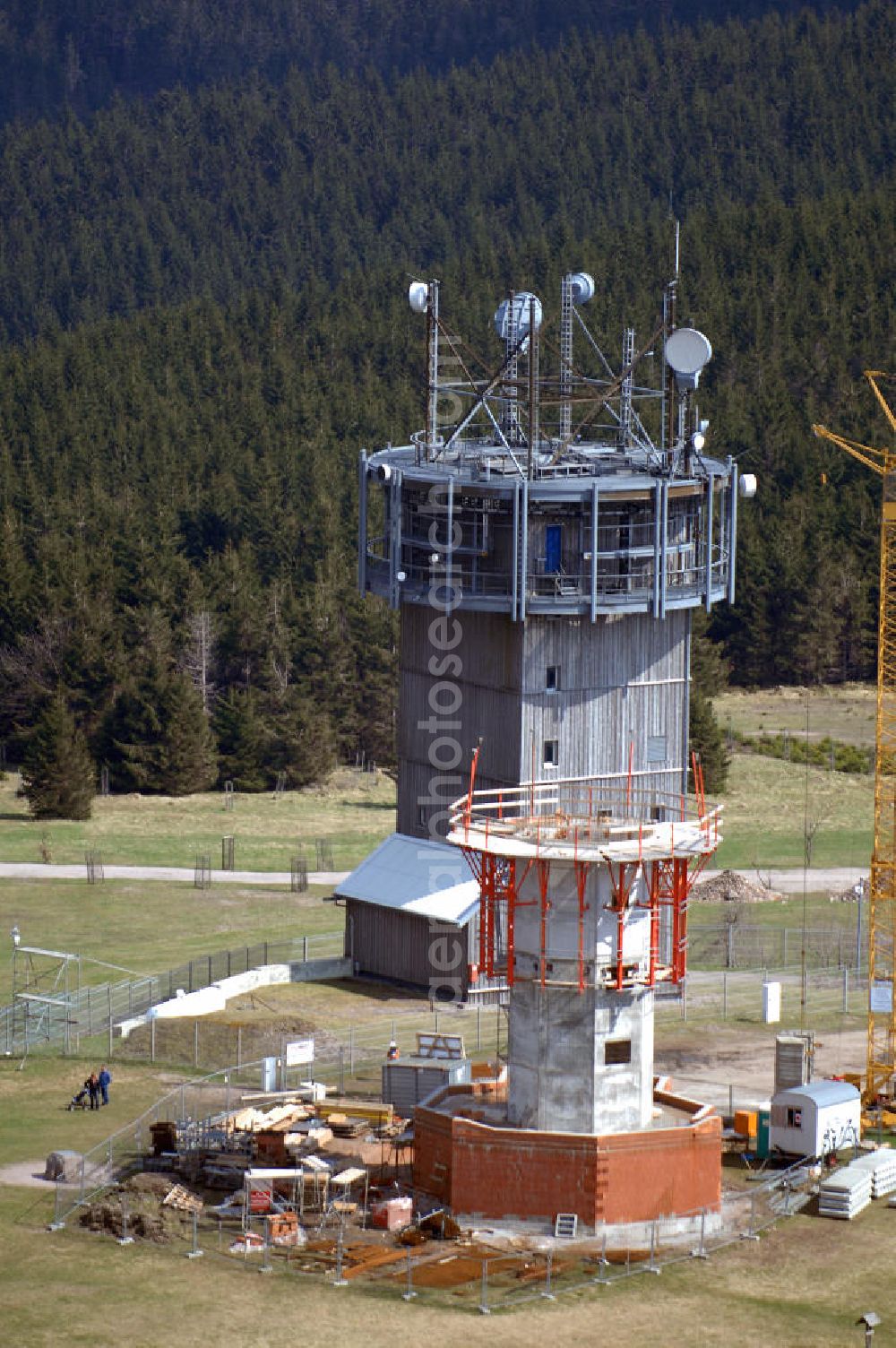 GEHLBERG from above - Blick auf den Schneekopf in Kammlage des Thüringer Waldes. Auf dem Schneekopf ensteht ein Berggasthauses mit Restaurant und Herberge (Berggasthaus 'Neue Gehlberger Hütte') und ein Aussichtsturm (Schneekopf-Turm) neben dem alten Fernmelde-Funkturm. Der Gipfel war bis 1990 militärisches Sperrgebiet und sowjetischer Horchposten, heute zeugt hiervon nur noch der Fernmeldeturm. Unterhalb des Gipfels, der 1996/1997 renaturiert wurde, liegt das 38,5 ha große Naturschutzgebiet Schneekopfmoore am Teufelskreis. Fremdenverkehrsverein Gehlberg e.V., Hauptstraße 41, 98559 Gehlberg, Tel.: +49(0)36 845 - 50 500 gehlberginfo@aol.com Achim Walder: