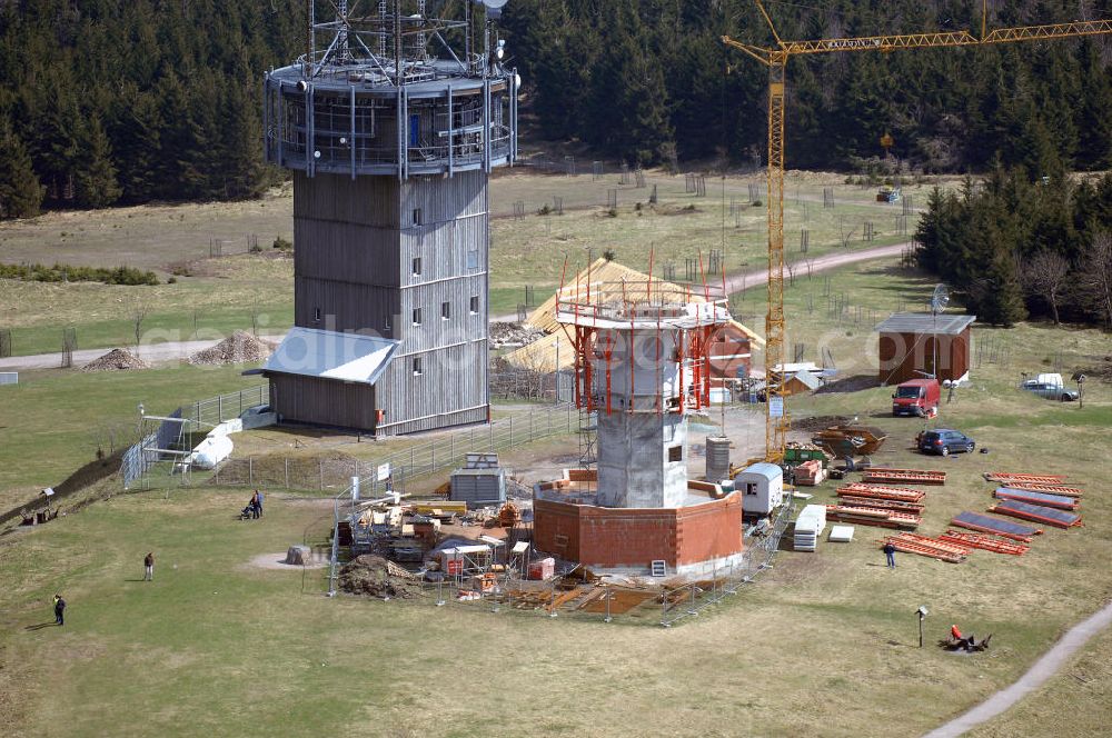 GEHLBERG from the bird's eye view: Blick auf den Schneekopf in Kammlage des Thüringer Waldes. Auf dem Schneekopf ensteht ein Berggasthauses mit Restaurant und Herberge (Berggasthaus 'Neue Gehlberger Hütte') und ein Aussichtsturm (Schneekopf-Turm) neben dem alten Fernmelde-Funkturm. Der Gipfel war bis 1990 militärisches Sperrgebiet und sowjetischer Horchposten, heute zeugt hiervon nur noch der Fernmeldeturm. Unterhalb des Gipfels, der 1996/1997 renaturiert wurde, liegt das 38,5 ha große Naturschutzgebiet Schneekopfmoore am Teufelskreis. Fremdenverkehrsverein Gehlberg e.V., Hauptstraße 41, 98559 Gehlberg, Tel.: +49(0)36 845 - 50 500 gehlberginfo@aol.com Achim Walder: