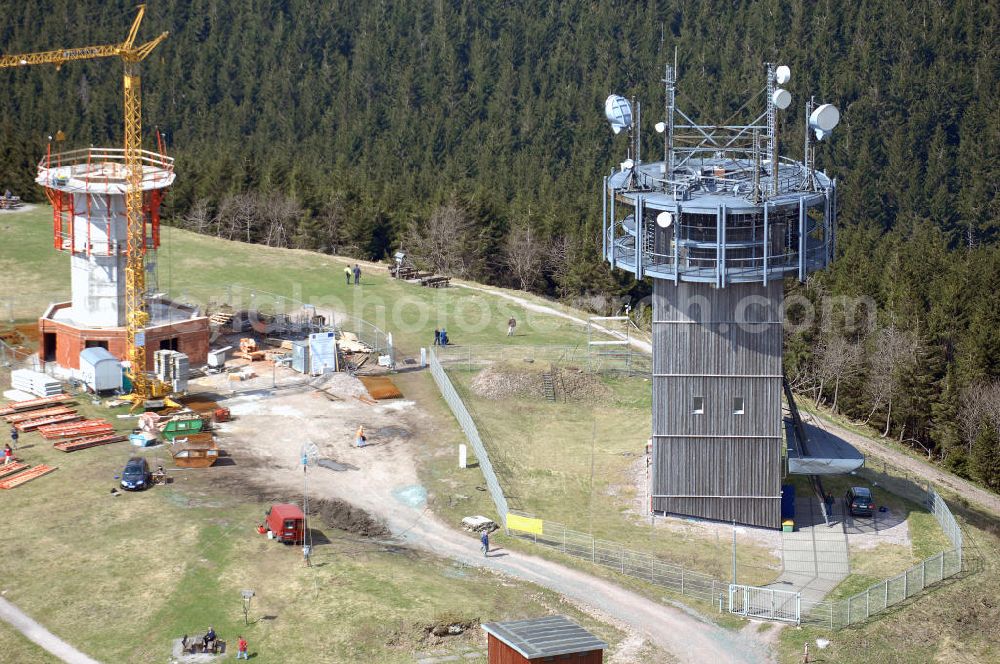 Aerial image GEHLBERG - Blick auf den Schneekopf in Kammlage des Thüringer Waldes. Auf dem Schneekopf ensteht ein Berggasthauses mit Restaurant und Herberge (Berggasthaus 'Neue Gehlberger Hütte') und ein Aussichtsturm (Schneekopf-Turm) neben dem alten Fernmelde-Funkturm. Der Gipfel war bis 1990 militärisches Sperrgebiet und sowjetischer Horchposten, heute zeugt hiervon nur noch der Fernmeldeturm. Unterhalb des Gipfels, der 1996/1997 renaturiert wurde, liegt das 38,5 ha große Naturschutzgebiet Schneekopfmoore am Teufelskreis. Fremdenverkehrsverein Gehlberg e.V., Hauptstraße 41, 98559 Gehlberg, Tel.: +49(0)36 845 - 50 500 gehlberginfo@aol.com Achim Walder: