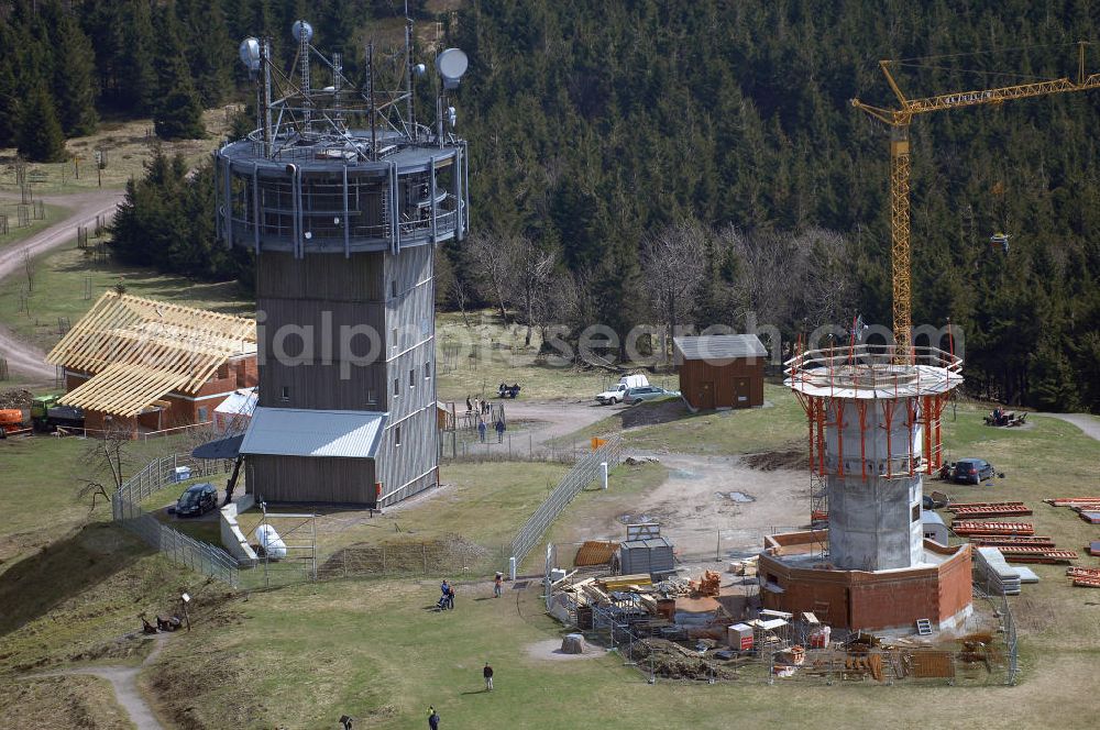 Aerial photograph GEHLBERG - Blick auf den Schneekopf in Kammlage des Thüringer Waldes. Auf dem Schneekopf ensteht ein Berggasthauses mit Restaurant und Herberge (Berggasthaus 'Neue Gehlberger Hütte') und ein Aussichtsturm (Schneekopf-Turm) neben dem alten Fernmelde-Funkturm. Der Gipfel war bis 1990 militärisches Sperrgebiet und sowjetischer Horchposten, heute zeugt hiervon nur noch der Fernmeldeturm. Unterhalb des Gipfels, der 1996/1997 renaturiert wurde, liegt das 38,5 ha große Naturschutzgebiet Schneekopfmoore am Teufelskreis. Fremdenverkehrsverein Gehlberg e.V., Hauptstraße 41, 98559 Gehlberg, Tel.: +49(0)36 845 - 50 500 gehlberginfo@aol.com Achim Walder: