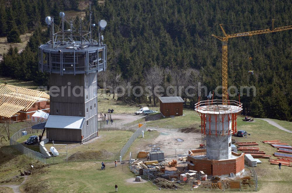 GEHLBERG from above - Blick auf den Schneekopf in Kammlage des Thüringer Waldes. Auf dem Schneekopf ensteht ein Berggasthauses mit Restaurant und Herberge (Berggasthaus 'Neue Gehlberger Hütte') und ein Aussichtsturm (Schneekopf-Turm) neben dem alten Fernmelde-Funkturm. Der Gipfel war bis 1990 militärisches Sperrgebiet und sowjetischer Horchposten, heute zeugt hiervon nur noch der Fernmeldeturm. Unterhalb des Gipfels, der 1996/1997 renaturiert wurde, liegt das 38,5 ha große Naturschutzgebiet Schneekopfmoore am Teufelskreis. Fremdenverkehrsverein Gehlberg e.V., Hauptstraße 41, 98559 Gehlberg, Tel.: +49(0)36 845 - 50 500 gehlberginfo@aol.com Achim Walder: