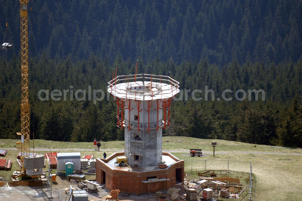 GEHLBERG from the bird's eye view: Blick auf den Schneekopf in Kammlage des Thüringer Waldes. Auf dem Schneekopf ensteht ein Berggasthauses mit Restaurant und Herberge (Berggasthaus 'Neue Gehlberger Hütte') und ein Aussichtsturm (Schneekopf-Turm) neben dem alten Fernmelde-Funkturm. Der Gipfel war bis 1990 militärisches Sperrgebiet und sowjetischer Horchposten, heute zeugt hiervon nur noch der Fernmeldeturm. Unterhalb des Gipfels, der 1996/1997 renaturiert wurde, liegt das 38,5 ha große Naturschutzgebiet Schneekopfmoore am Teufelskreis. Fremdenverkehrsverein Gehlberg e.V., Hauptstraße 41, 98559 Gehlberg, Tel.: +49(0)36 845 - 50 500 gehlberginfo@aol.com Achim Walder: