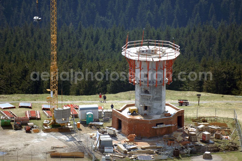 Aerial image GEHLBERG - Blick auf den Schneekopf in Kammlage des Thüringer Waldes. Auf dem Schneekopf ensteht ein Berggasthauses mit Restaurant und Herberge (Berggasthaus 'Neue Gehlberger Hütte') und ein Aussichtsturm (Schneekopf-Turm) neben dem alten Fernmelde-Funkturm. Der Gipfel war bis 1990 militärisches Sperrgebiet und sowjetischer Horchposten, heute zeugt hiervon nur noch der Fernmeldeturm. Unterhalb des Gipfels, der 1996/1997 renaturiert wurde, liegt das 38,5 ha große Naturschutzgebiet Schneekopfmoore am Teufelskreis. Fremdenverkehrsverein Gehlberg e.V., Hauptstraße 41, 98559 Gehlberg, Tel.: +49(0)36 845 - 50 500 gehlberginfo@aol.com Achim Walder: