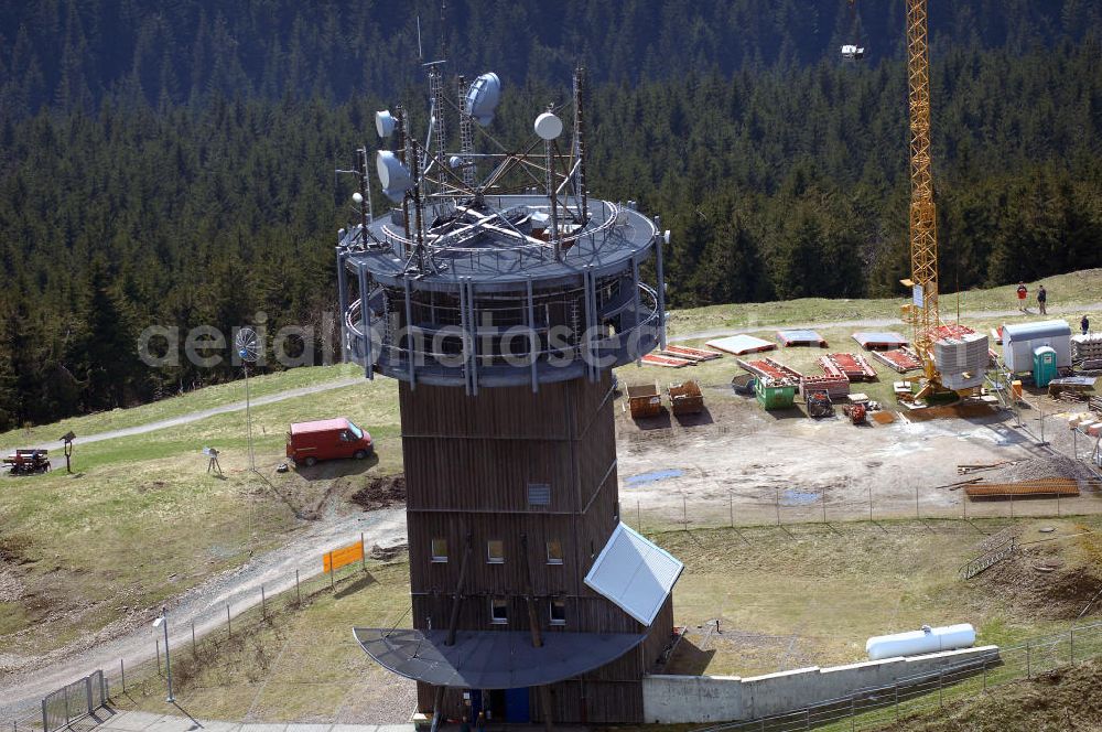 Aerial photograph GEHLBERG - Blick auf den Schneekopf in Kammlage des Thüringer Waldes. Auf dem Schneekopf ensteht ein Berggasthauses mit Restaurant und Herberge (Berggasthaus 'Neue Gehlberger Hütte') und ein Aussichtsturm (Schneekopf-Turm) neben dem alten Fernmelde-Funkturm. Der Gipfel war bis 1990 militärisches Sperrgebiet und sowjetischer Horchposten, heute zeugt hiervon nur noch der Fernmeldeturm. Unterhalb des Gipfels, der 1996/1997 renaturiert wurde, liegt das 38,5 ha große Naturschutzgebiet Schneekopfmoore am Teufelskreis. Fremdenverkehrsverein Gehlberg e.V., Hauptstraße 41, 98559 Gehlberg, Tel.: +49(0)36 845 - 50 500 gehlberginfo@aol.com Achim Walder: