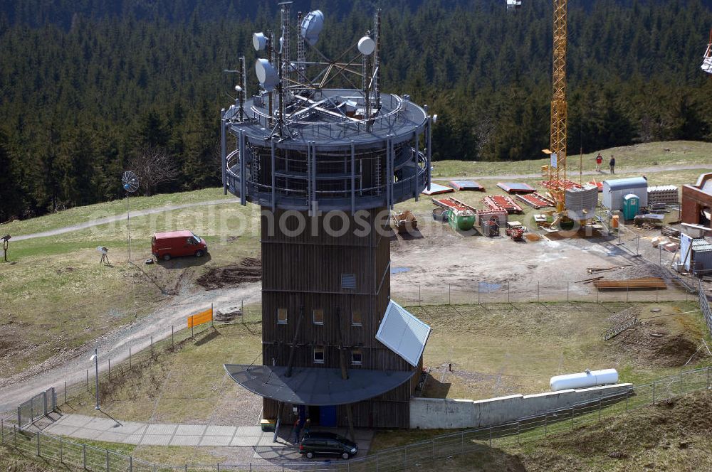 GEHLBERG from above - Blick auf den Schneekopf in Kammlage des Thüringer Waldes. Auf dem Schneekopf ensteht ein Berggasthauses mit Restaurant und Herberge (Berggasthaus 'Neue Gehlberger Hütte') und ein Aussichtsturm (Schneekopf-Turm) neben dem alten Fernmelde-Funkturm. Der Gipfel war bis 1990 militärisches Sperrgebiet und sowjetischer Horchposten, heute zeugt hiervon nur noch der Fernmeldeturm. Unterhalb des Gipfels, der 1996/1997 renaturiert wurde, liegt das 38,5 ha große Naturschutzgebiet Schneekopfmoore am Teufelskreis. Fremdenverkehrsverein Gehlberg e.V., Hauptstraße 41, 98559 Gehlberg, Tel.: +49(0)36 845 - 50 500 gehlberginfo@aol.com Achim Walder: