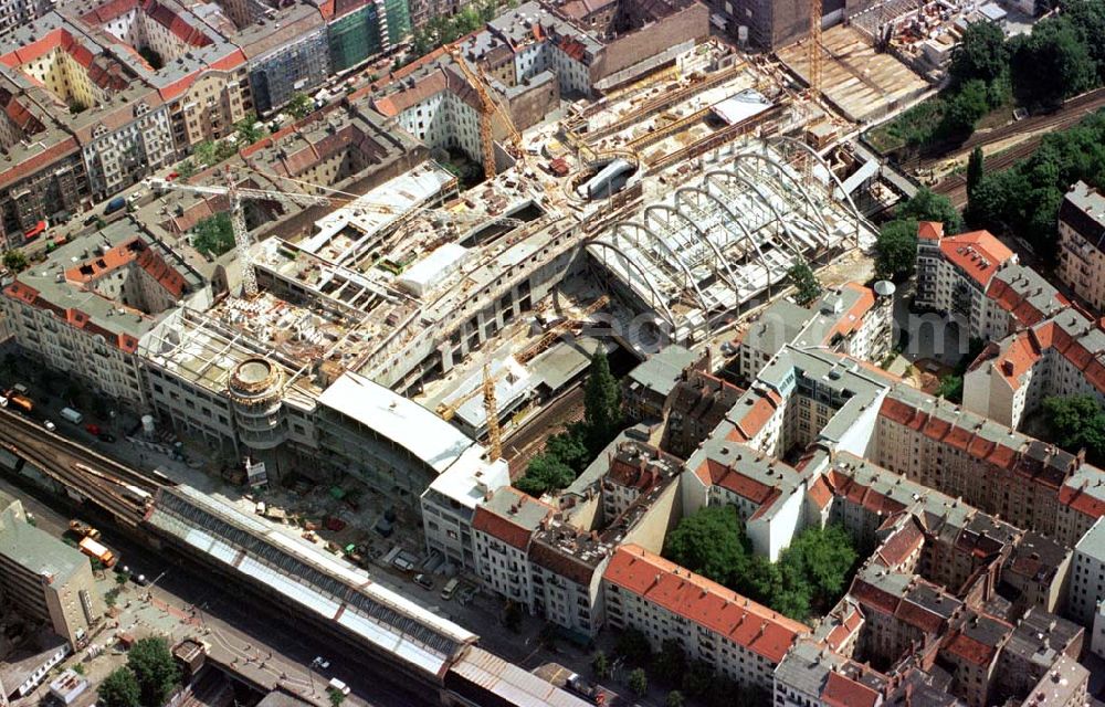 Berlin - Prenzlauer-Berg from above - Bau des Schönhauser-Allee-Centers am U-Bhf. Schönhauser Allee in Berlin-Prenzlauer-Berg.