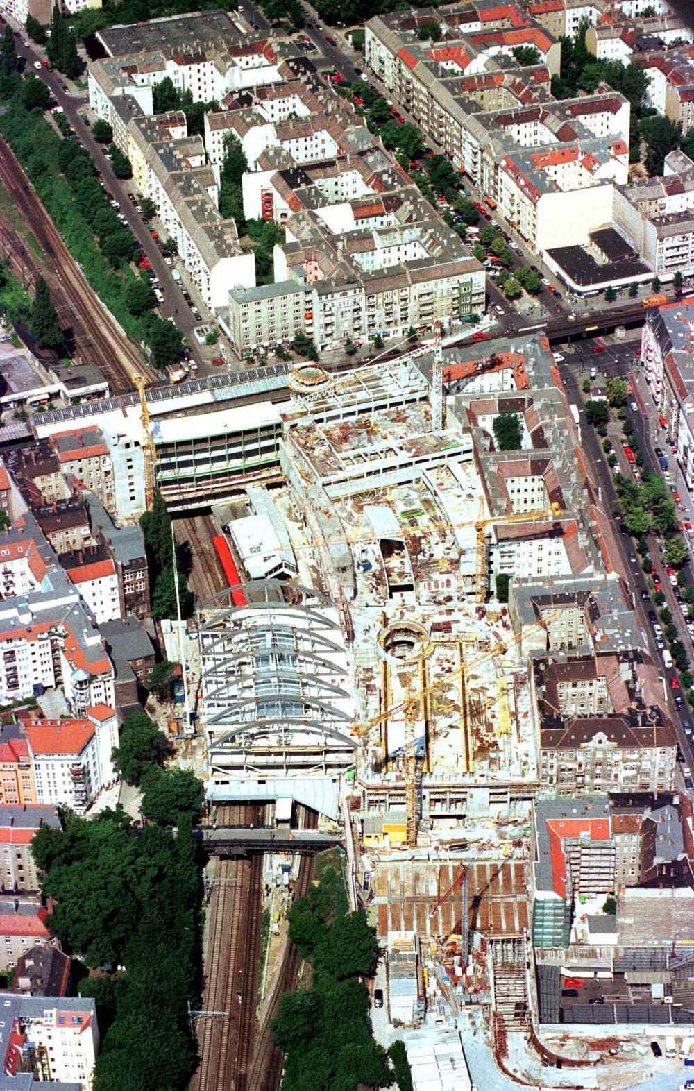 Berlin - Prenzlauer-Berg from the bird's eye view: Bau des Schönhauser-Allee-Centers am U-Bhf. Schönhauser Allee in Berlin-Prenzlauer-Berg.