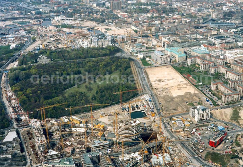 Aerial image Berlin - Tiergarten - Bau des SONY-Centers auf der Baustelle am Potsdamer Platz in Berlin-Tiergarten.