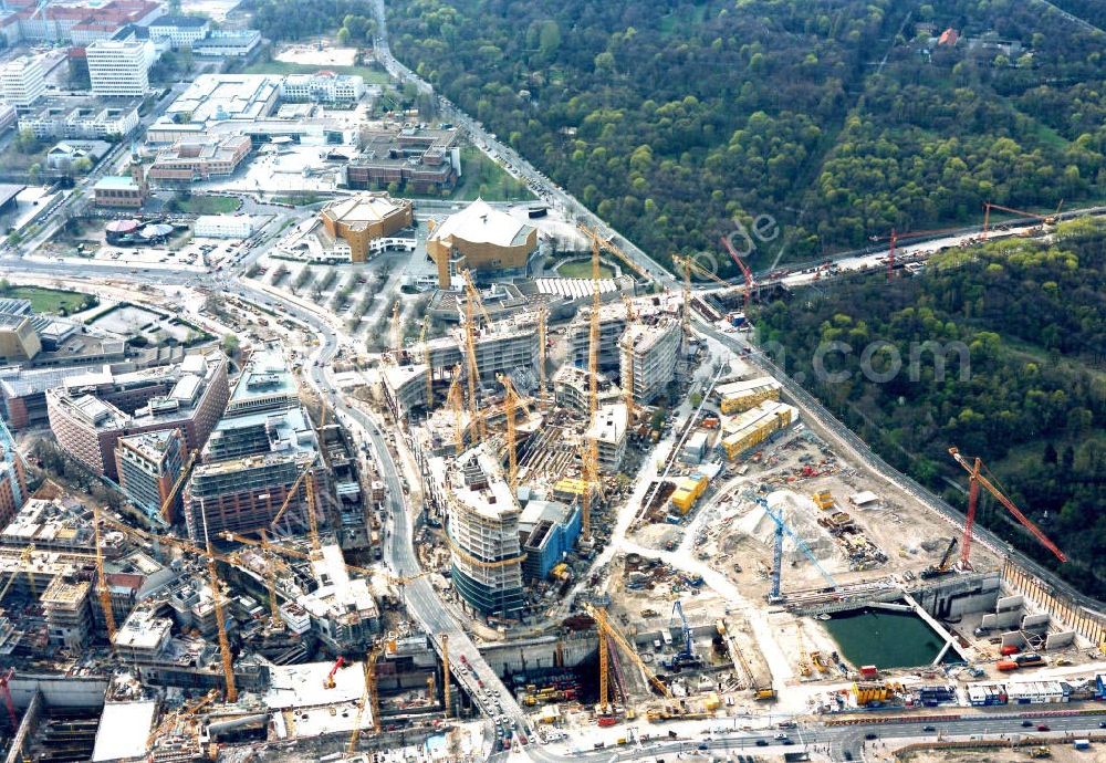 Aerial photograph Berlin - Tiergarten - Bau des SONY-Centers auf der Baustelle am Potsdamer Platz in Berlin-Tiergarten.