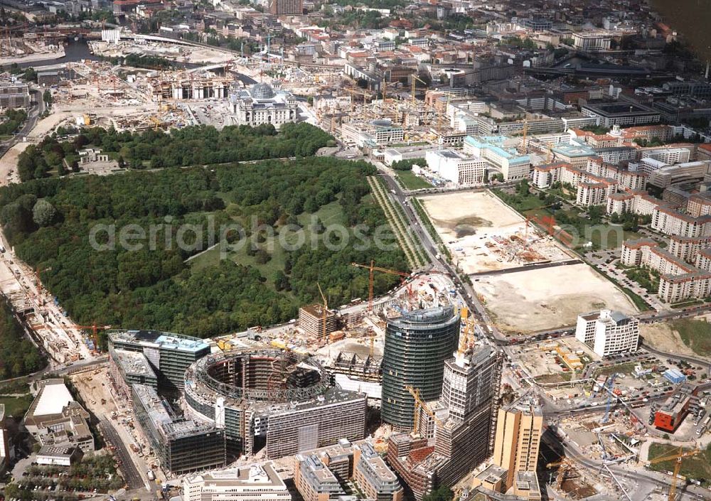 Berlin - Tiergarten from above - Bau des SONY-Centers am Potsdamer Platz in Berlin-Tiergarten.