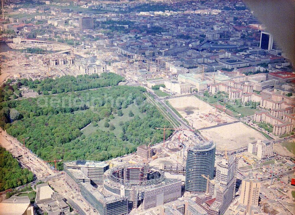 Berlin - Tiergarten from above - Bau des SONY-Centers am Potsdamer Platz in Berlin-Tiergarten.