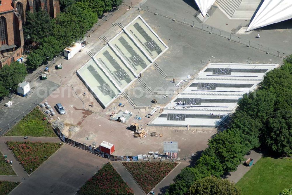 Aerial image Berlin - Am Fuße des Fernsehturms befinden sich weitläufige Platzanlagen mit Blumenbeeten, Sitzbänken und Springbrunnen.