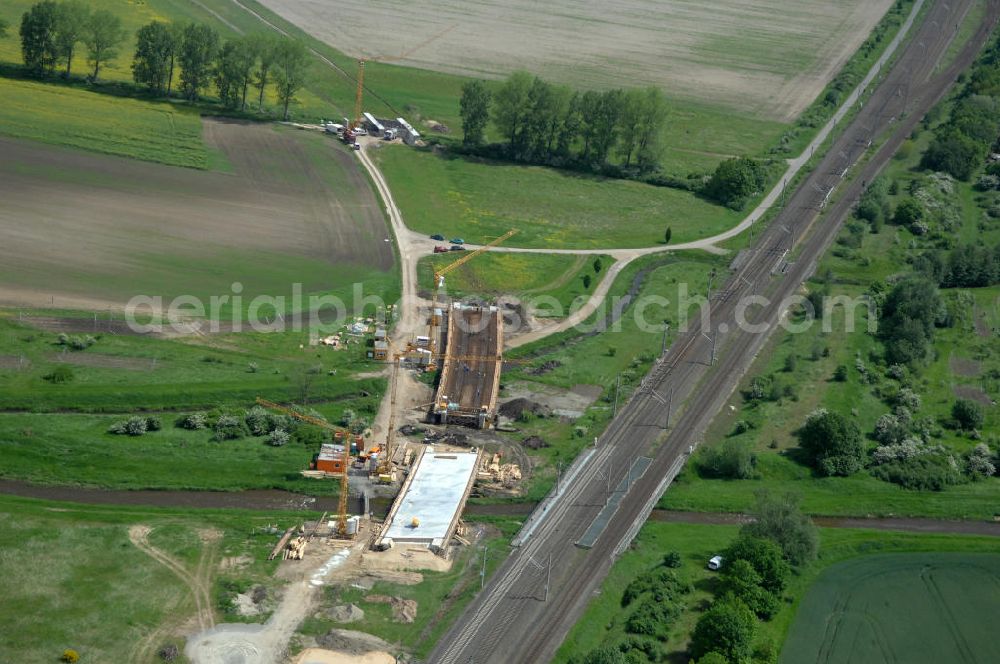 Aerial photograph Oebisfelde - Neubau von Brücken im Zuge der Errichtung der Ortsumgehung Oebisfelde durch den EUROVIA - Baukonzern in Sachsen-Anhalt. Die Umgehungsstraße der B188 um Oebisfelde ist eine lang diskutierte und umstrittene Entlastung des Innenstadtverkehrs.