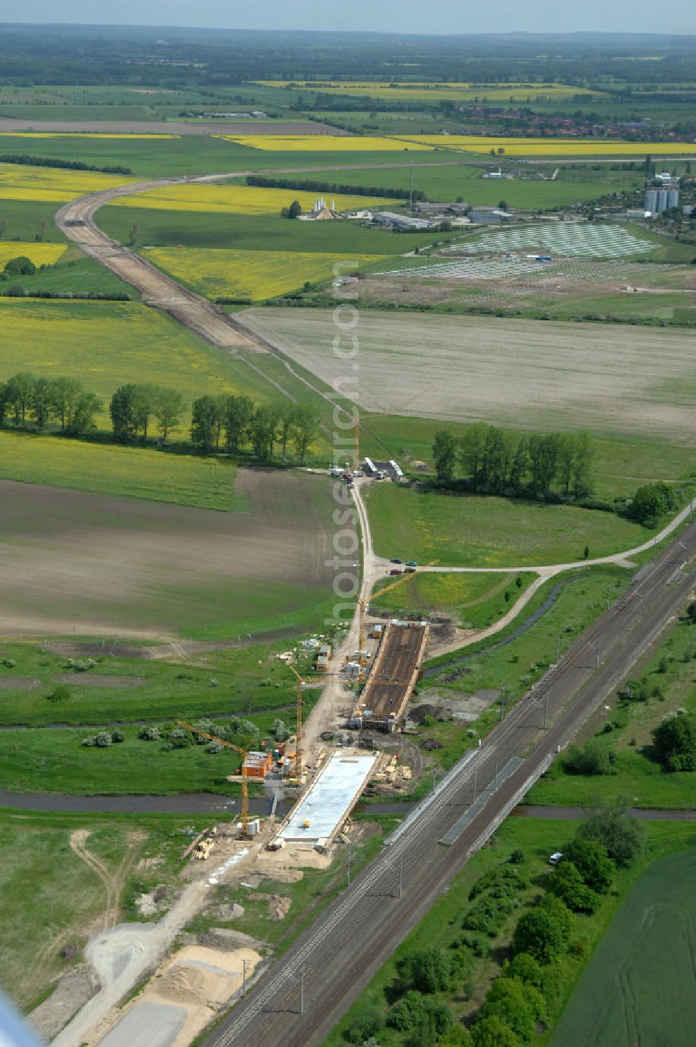 Oebisfelde from above - Neubau von Brücken im Zuge der Errichtung der Ortsumgehung Oebisfelde durch den EUROVIA - Baukonzern in Sachsen-Anhalt. Die Umgehungsstraße der B188 um Oebisfelde ist eine lang diskutierte und umstrittene Entlastung des Innenstadtverkehrs.