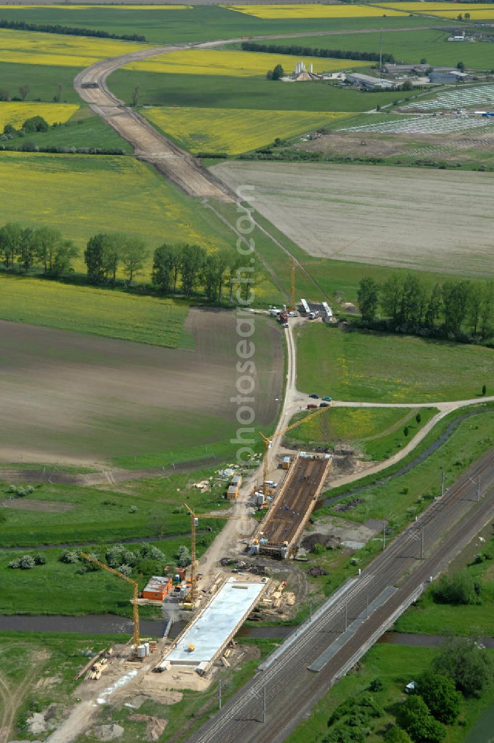 Oebisfelde from the bird's eye view: Neubau von Brücken im Zuge der Errichtung der Ortsumgehung Oebisfelde durch den EUROVIA - Baukonzern in Sachsen-Anhalt. Die Umgehungsstraße der B188 um Oebisfelde ist eine lang diskutierte und umstrittene Entlastung des Innenstadtverkehrs.