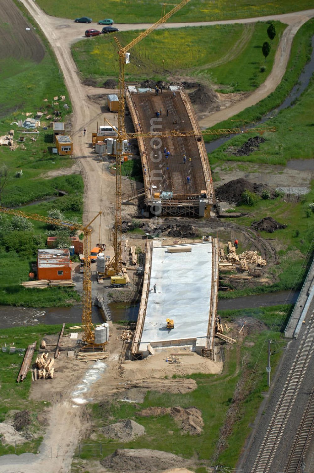 Aerial photograph Oebisfelde - Neubau von Brücken im Zuge der Errichtung der Ortsumgehung Oebisfelde durch den EUROVIA - Baukonzern in Sachsen-Anhalt. Die Umgehungsstraße der B188 um Oebisfelde ist eine lang diskutierte und umstrittene Entlastung des Innenstadtverkehrs.