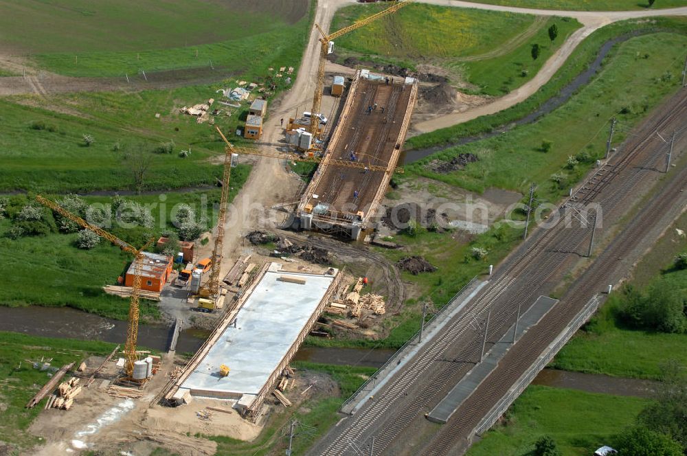 Oebisfelde from the bird's eye view: Neubau von Brücken im Zuge der Errichtung der Ortsumgehung Oebisfelde durch den EUROVIA - Baukonzern in Sachsen-Anhalt. Die Umgehungsstraße der B188 um Oebisfelde ist eine lang diskutierte und umstrittene Entlastung des Innenstadtverkehrs.