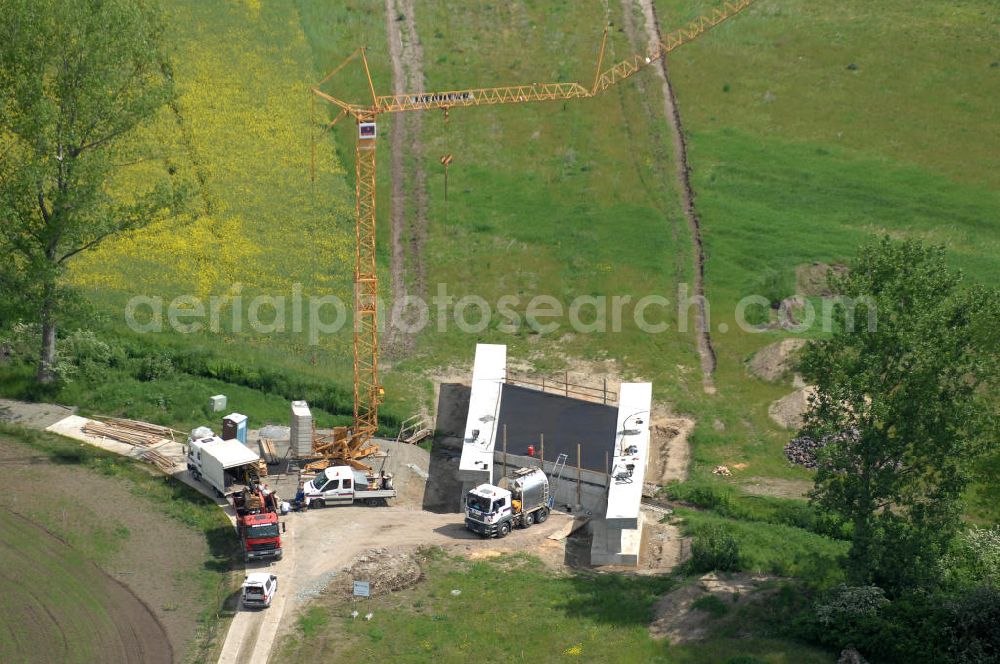 Aerial photograph Oebisfelde - Neubau von Brücken im Zuge der Errichtung der Ortsumgehung Oebisfelde durch den EUROVIA - Baukonzern in Sachsen-Anhalt. Die Umgehungsstraße der B188 um Oebisfelde ist eine lang diskutierte und umstrittene Entlastung des Innenstadtverkehrs.