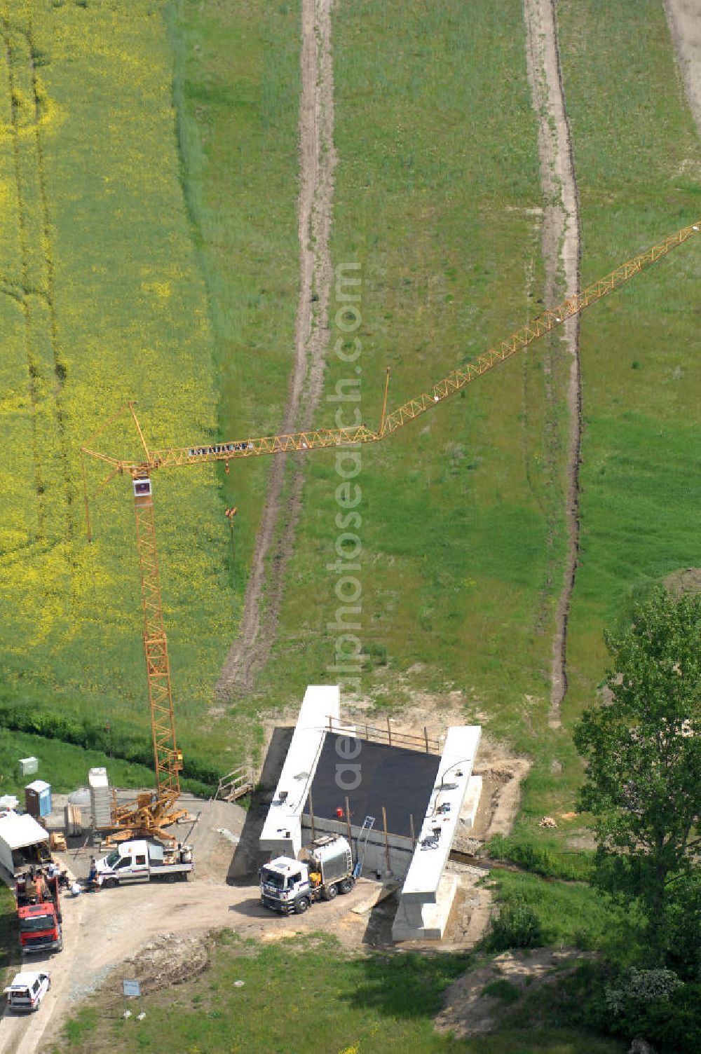 Oebisfelde from above - Neubau von Brücken im Zuge der Errichtung der Ortsumgehung Oebisfelde durch den EUROVIA - Baukonzern in Sachsen-Anhalt. Die Umgehungsstraße der B188 um Oebisfelde ist eine lang diskutierte und umstrittene Entlastung des Innenstadtverkehrs.