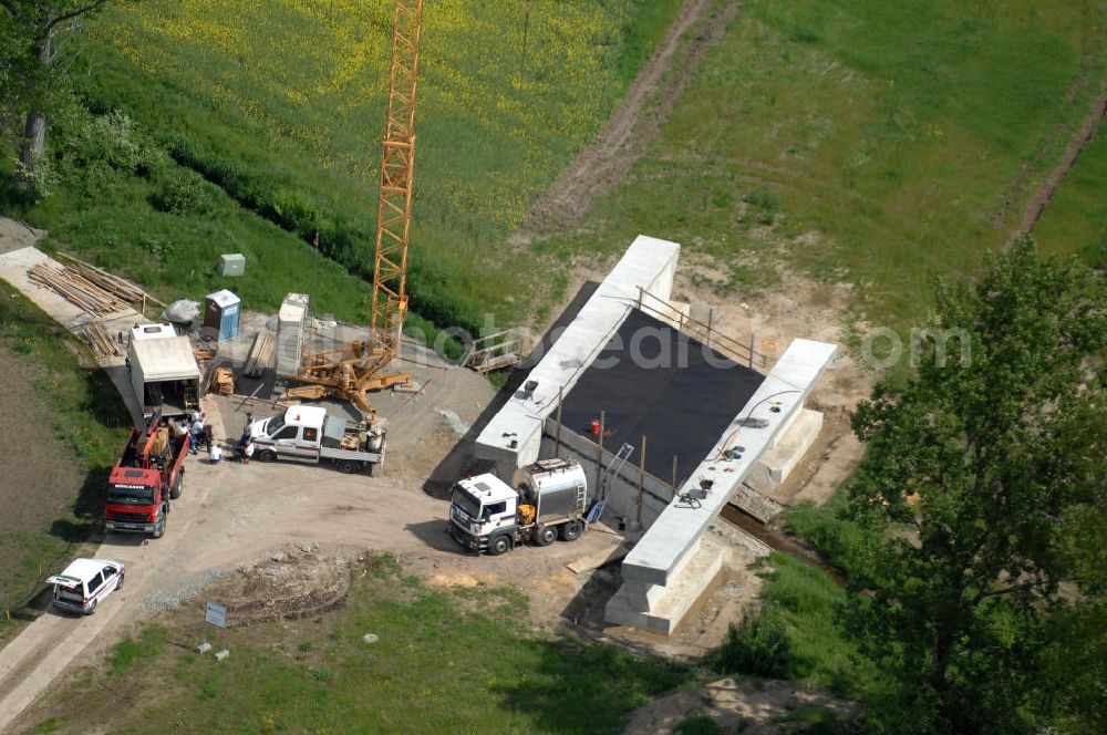 Oebisfelde from the bird's eye view: Neubau von Brücken im Zuge der Errichtung der Ortsumgehung Oebisfelde durch den EUROVIA - Baukonzern in Sachsen-Anhalt. Die Umgehungsstraße der B188 um Oebisfelde ist eine lang diskutierte und umstrittene Entlastung des Innenstadtverkehrs.