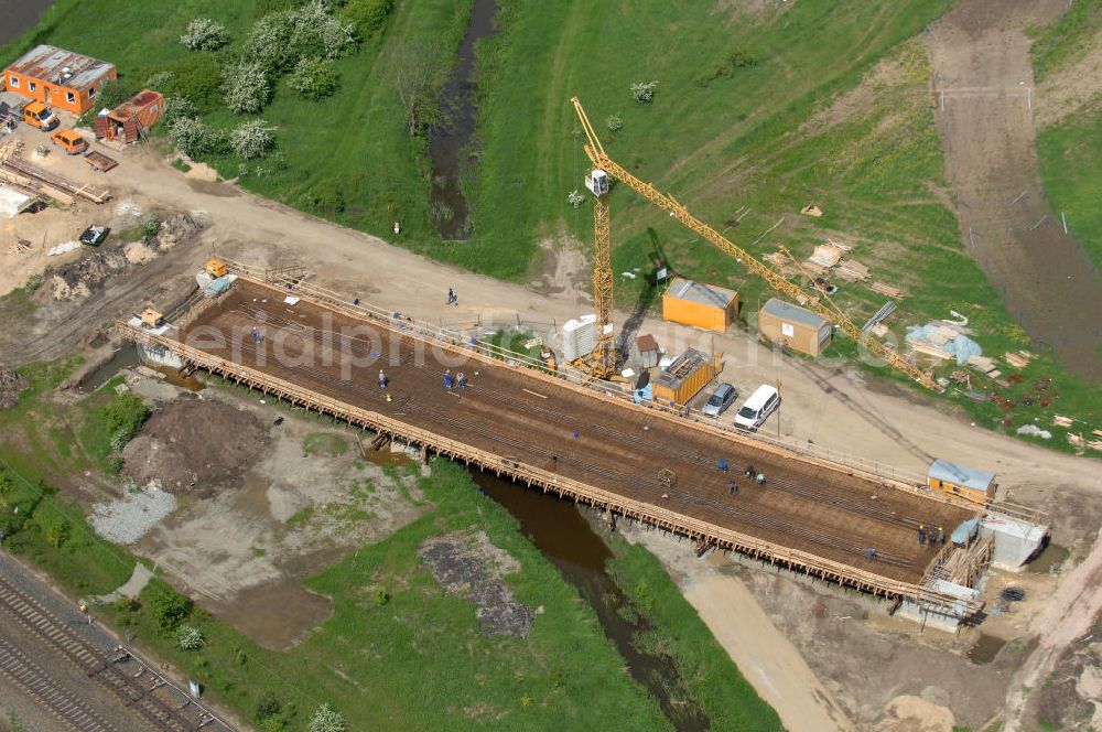 Aerial photograph Oebisfelde - Neubau von Brücken im Zuge der Errichtung der Ortsumgehung Oebisfelde durch den EUROVIA - Baukonzern in Sachsen-Anhalt. Die Umgehungsstraße der B188 um Oebisfelde ist eine lang diskutierte und umstrittene Entlastung des Innenstadtverkehrs.