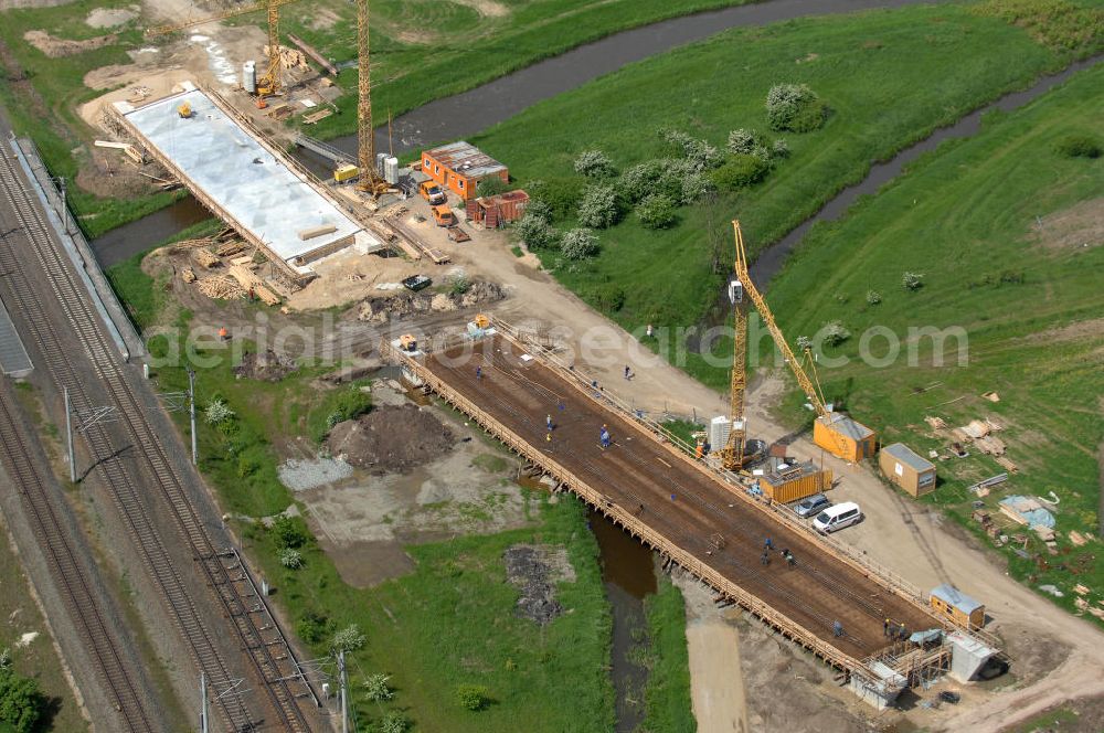 Oebisfelde from above - Neubau von Brücken im Zuge der Errichtung der Ortsumgehung Oebisfelde durch den EUROVIA - Baukonzern in Sachsen-Anhalt. Die Umgehungsstraße der B188 um Oebisfelde ist eine lang diskutierte und umstrittene Entlastung des Innenstadtverkehrs.