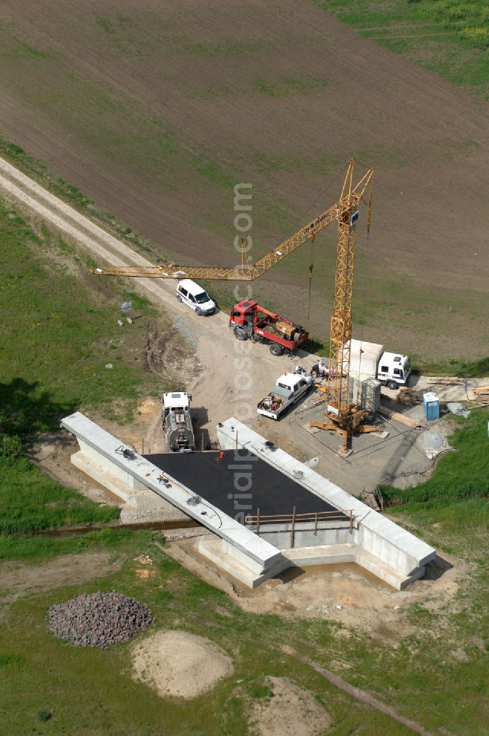 Aerial photograph Oebisfelde - Neubau von Brücken im Zuge der Errichtung der Ortsumgehung Oebisfelde durch den EUROVIA - Baukonzern in Sachsen-Anhalt. Die Umgehungsstraße der B188 um Oebisfelde ist eine lang diskutierte und umstrittene Entlastung des Innenstadtverkehrs.