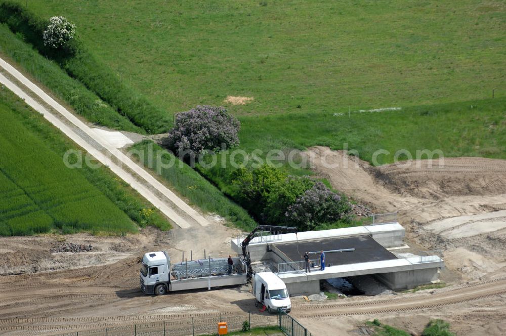 Oebisfelde from above - Neubau von Brücken im Zuge der Errichtung der Ortsumgehung Oebisfelde durch den EUROVIA - Baukonzern in Sachsen-Anhalt. Die Umgehungsstraße der B188 um Oebisfelde ist eine lang diskutierte und umstrittene Entlastung des Innenstadtverkehrs.