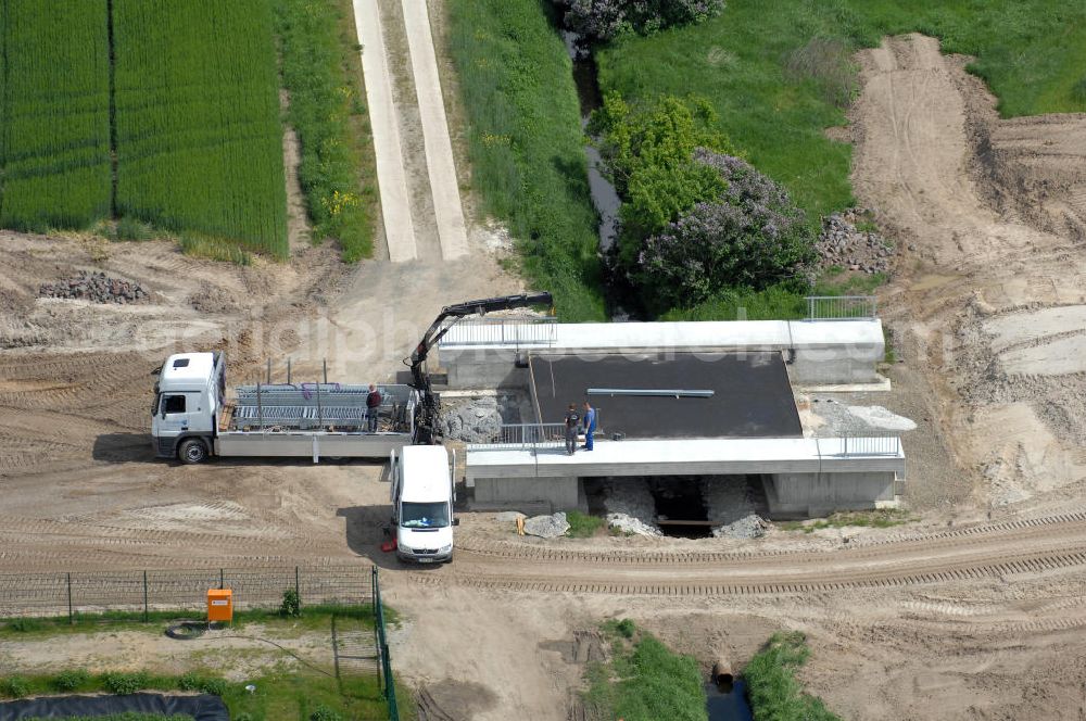 Oebisfelde from the bird's eye view: Neubau von Brücken im Zuge der Errichtung der Ortsumgehung Oebisfelde durch den EUROVIA - Baukonzern in Sachsen-Anhalt. Die Umgehungsstraße der B188 um Oebisfelde ist eine lang diskutierte und umstrittene Entlastung des Innenstadtverkehrs.