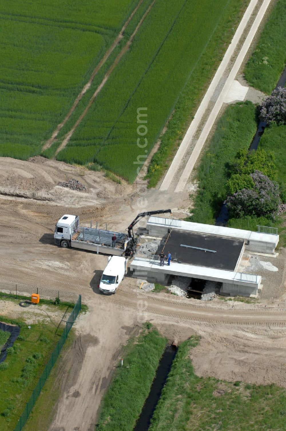 Aerial image Oebisfelde - Neubau von Brücken im Zuge der Errichtung der Ortsumgehung Oebisfelde durch den EUROVIA - Baukonzern in Sachsen-Anhalt. Die Umgehungsstraße der B188 um Oebisfelde ist eine lang diskutierte und umstrittene Entlastung des Innenstadtverkehrs.