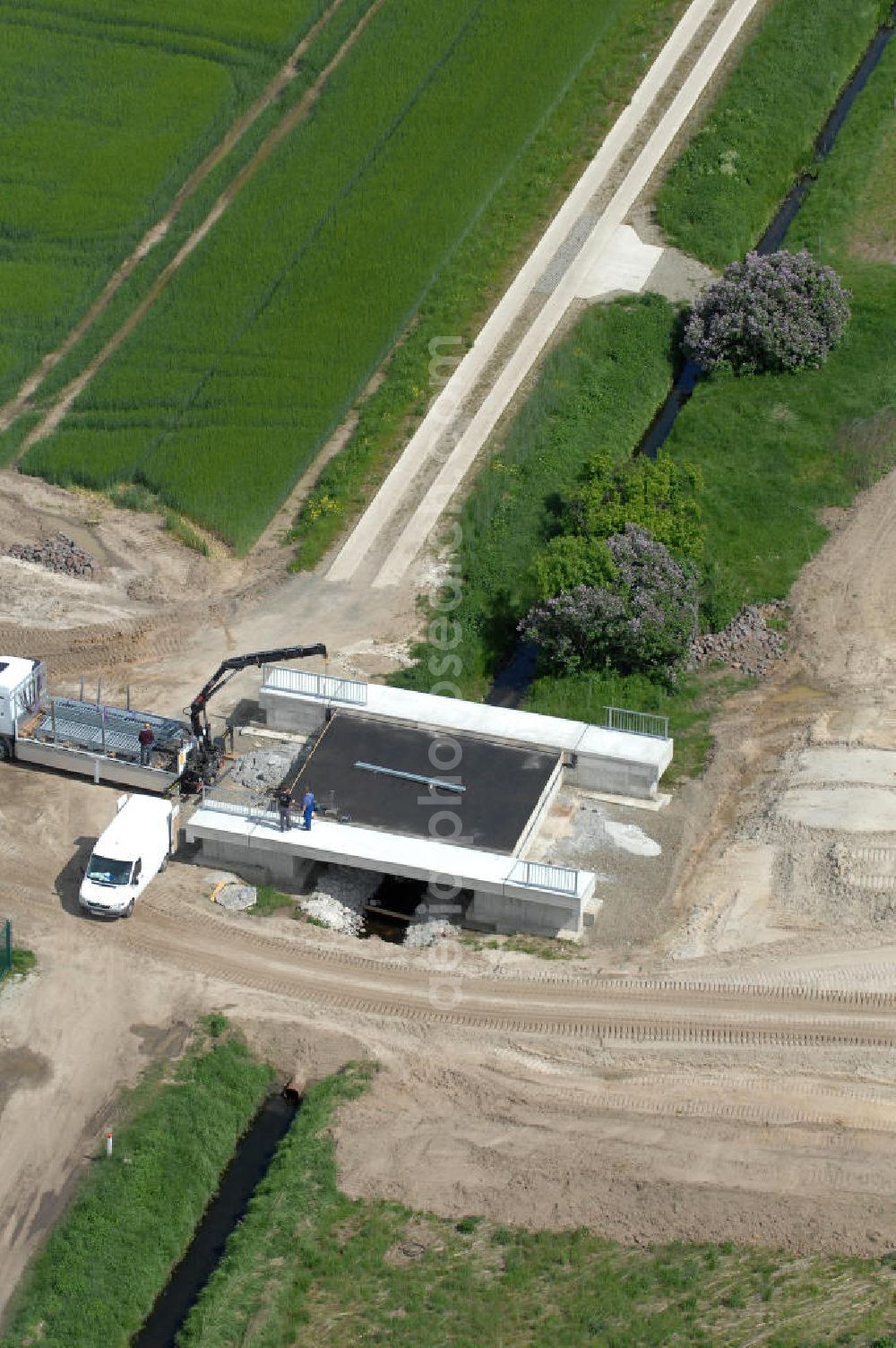 Aerial photograph Oebisfelde - Neubau von Brücken im Zuge der Errichtung der Ortsumgehung Oebisfelde durch den EUROVIA - Baukonzern in Sachsen-Anhalt. Die Umgehungsstraße der B188 um Oebisfelde ist eine lang diskutierte und umstrittene Entlastung des Innenstadtverkehrs.