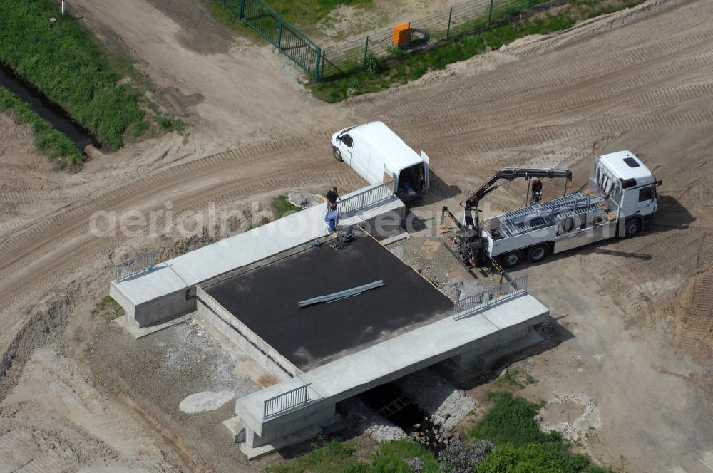 Oebisfelde from above - Neubau von Brücken im Zuge der Errichtung der Ortsumgehung Oebisfelde durch den EUROVIA - Baukonzern in Sachsen-Anhalt. Die Umgehungsstraße der B188 um Oebisfelde ist eine lang diskutierte und umstrittene Entlastung des Innenstadtverkehrs.