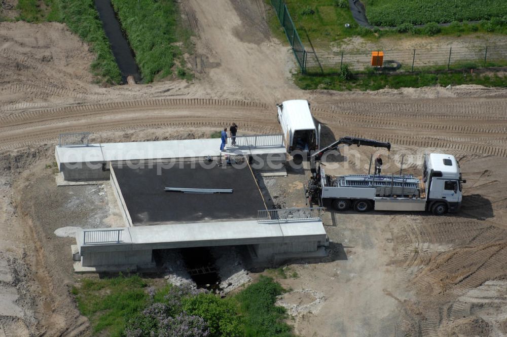 Oebisfelde from the bird's eye view: Neubau von Brücken im Zuge der Errichtung der Ortsumgehung Oebisfelde durch den EUROVIA - Baukonzern in Sachsen-Anhalt. Die Umgehungsstraße der B188 um Oebisfelde ist eine lang diskutierte und umstrittene Entlastung des Innenstadtverkehrs.