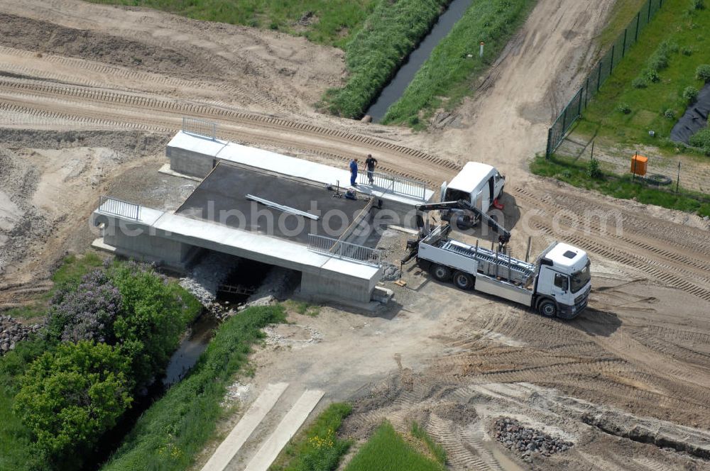 Aerial photograph Oebisfelde - Neubau von Brücken im Zuge der Errichtung der Ortsumgehung Oebisfelde durch den EUROVIA - Baukonzern in Sachsen-Anhalt. Die Umgehungsstraße der B188 um Oebisfelde ist eine lang diskutierte und umstrittene Entlastung des Innenstadtverkehrs.