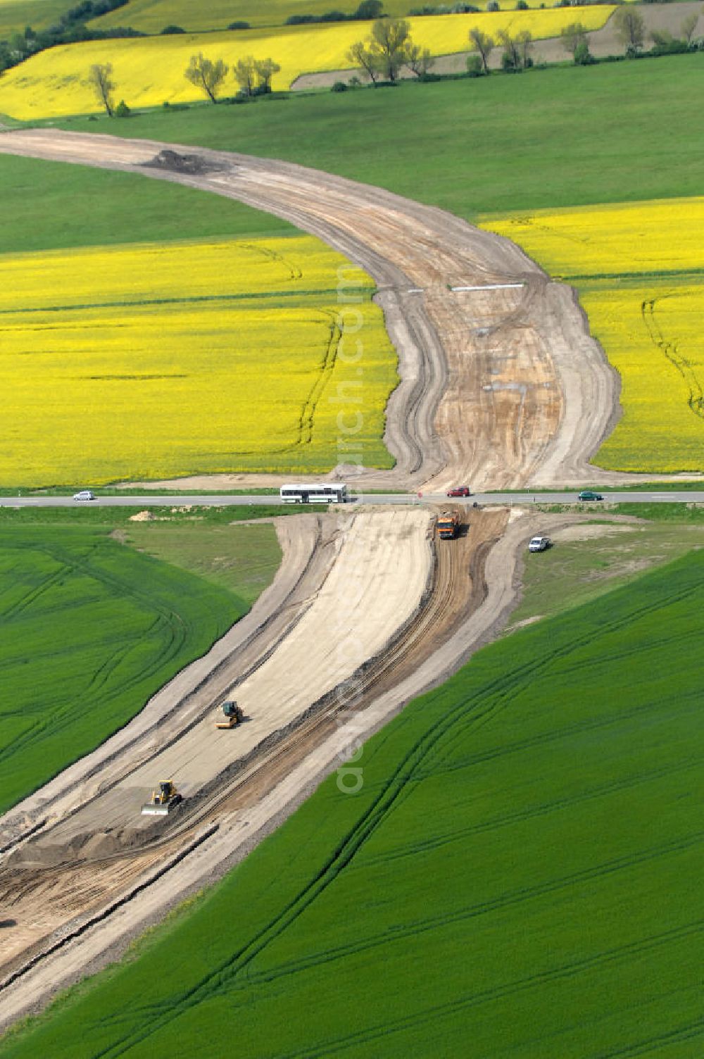 Oebisfelde from above - Neubau von Brücken im Zuge der Errichtung der Ortsumgehung Oebisfelde durch den EUROVIA - Baukonzern in Sachsen-Anhalt. Die Umgehungsstraße der B188 um Oebisfelde ist eine lang diskutierte und umstrittene Entlastung des Innenstadtverkehrs.