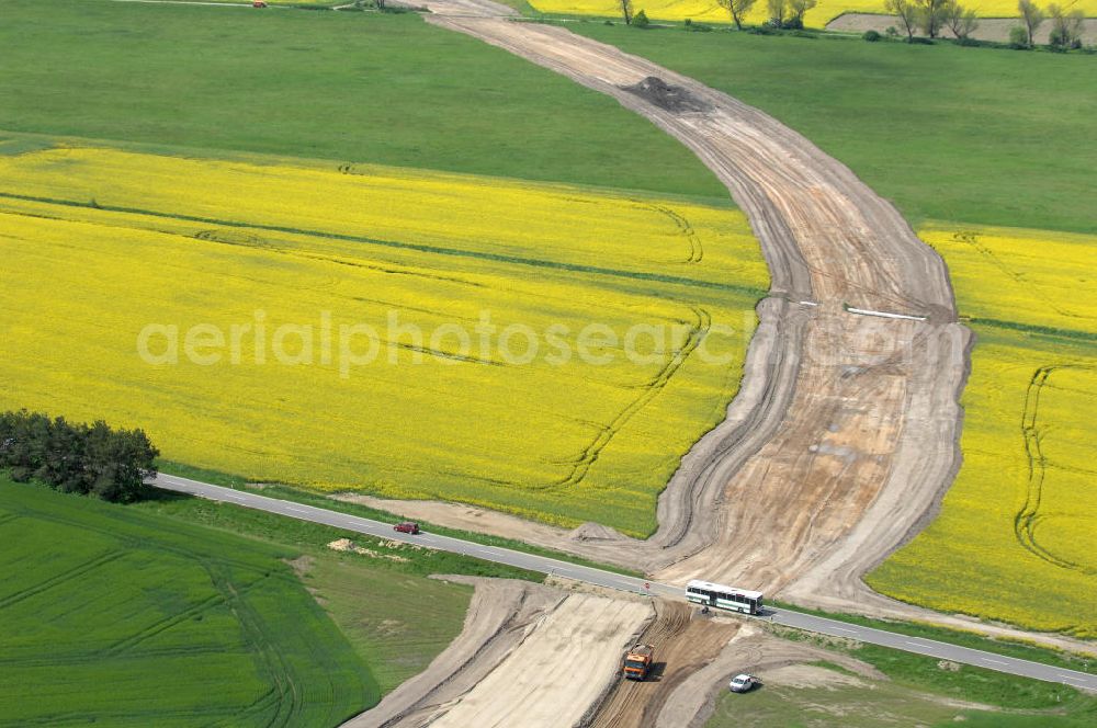 Oebisfelde from the bird's eye view: Neubau von Brücken im Zuge der Errichtung der Ortsumgehung Oebisfelde durch den EUROVIA - Baukonzern in Sachsen-Anhalt. Die Umgehungsstraße der B188 um Oebisfelde ist eine lang diskutierte und umstrittene Entlastung des Innenstadtverkehrs.