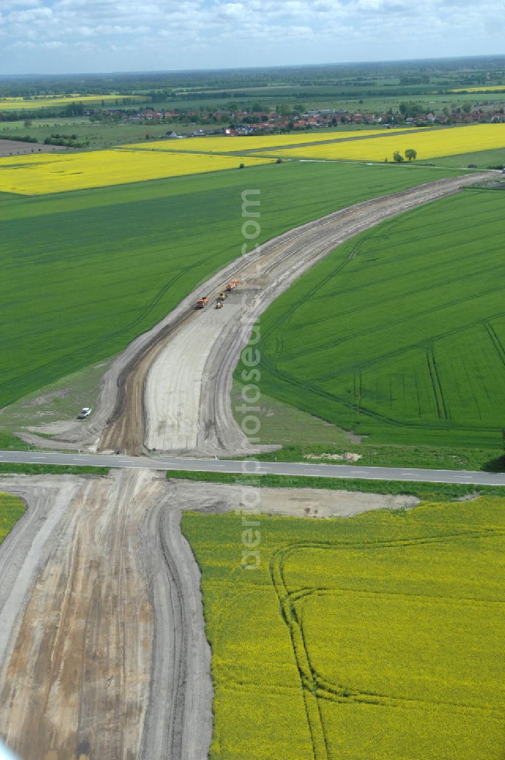 Aerial photograph Oebisfelde - Neubau von Brücken im Zuge der Errichtung der Ortsumgehung Oebisfelde durch den EUROVIA - Baukonzern in Sachsen-Anhalt. Die Umgehungsstraße der B188 um Oebisfelde ist eine lang diskutierte und umstrittene Entlastung des Innenstadtverkehrs.