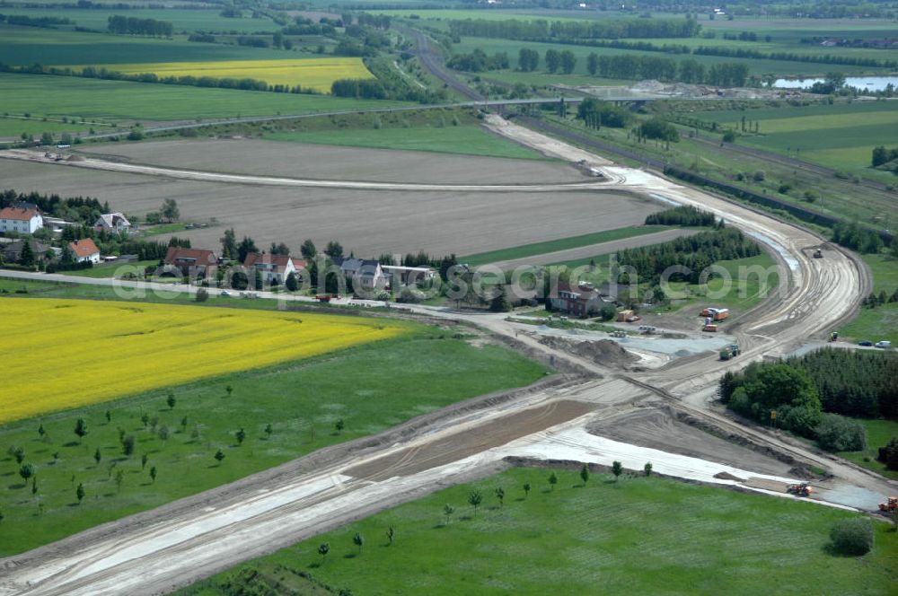 Oebisfelde from above - Neubau von Brücken im Zuge der Errichtung der Ortsumgehung Oebisfelde durch den EUROVIA - Baukonzern in Sachsen-Anhalt. Die Umgehungsstraße der B188 um Oebisfelde ist eine lang diskutierte und umstrittene Entlastung des Innenstadtverkehrs.