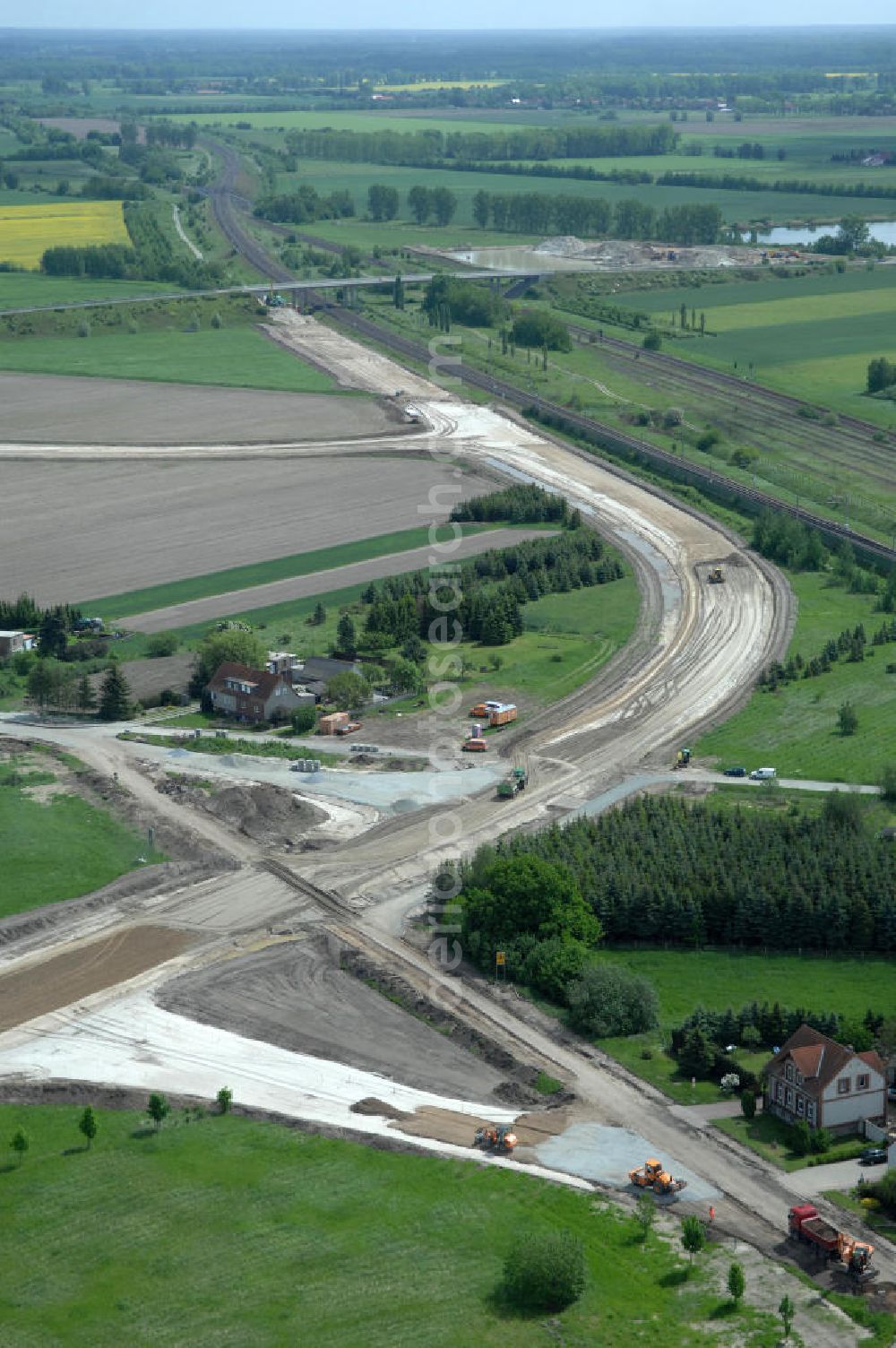 Oebisfelde from the bird's eye view: Neubau von Brücken im Zuge der Errichtung der Ortsumgehung Oebisfelde durch den EUROVIA - Baukonzern in Sachsen-Anhalt. Die Umgehungsstraße der B188 um Oebisfelde ist eine lang diskutierte und umstrittene Entlastung des Innenstadtverkehrs.