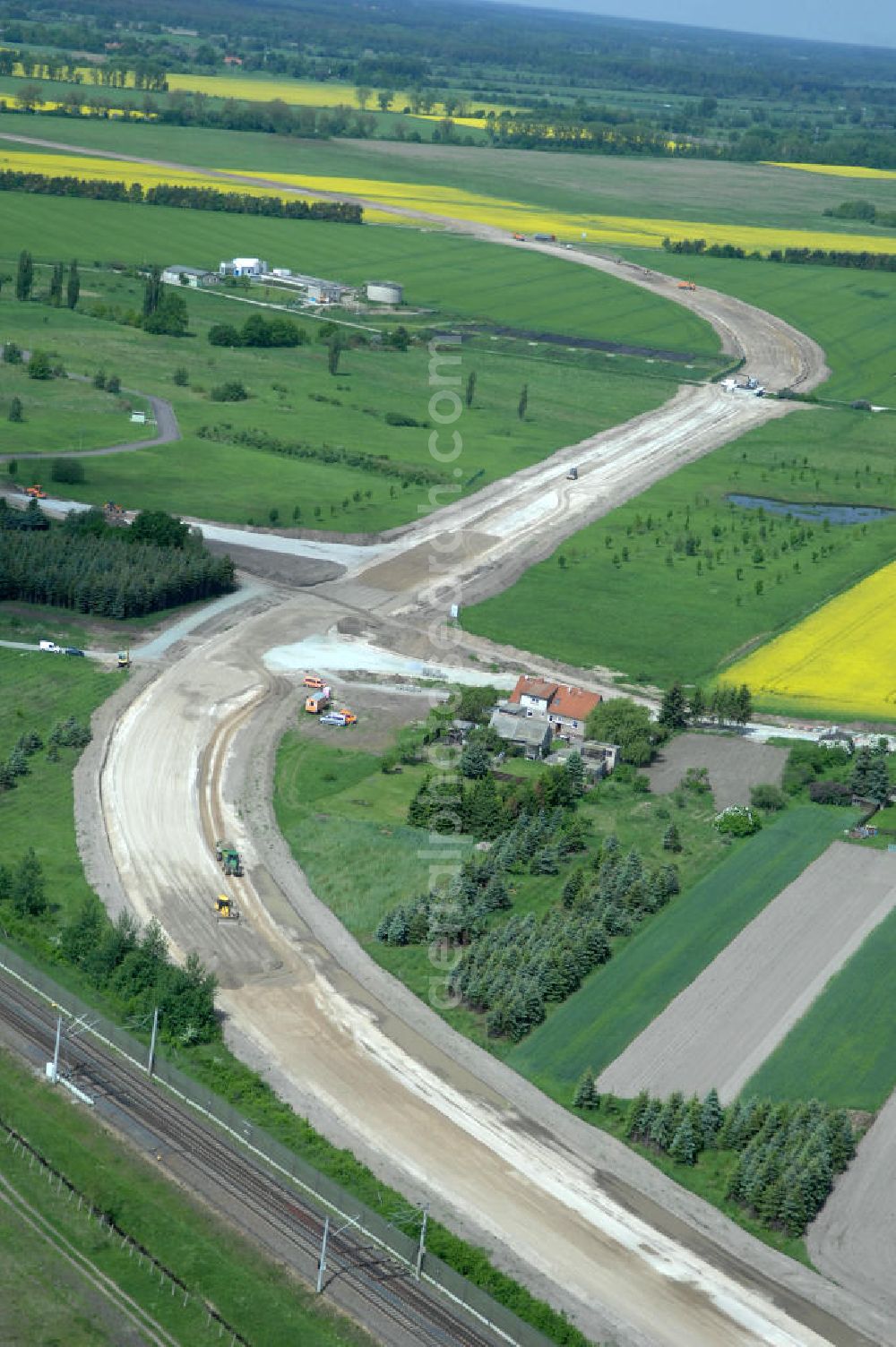 Aerial photograph Oebisfelde - Neubau von Brücken im Zuge der Errichtung der Ortsumgehung Oebisfelde durch den EUROVIA - Baukonzern in Sachsen-Anhalt. Die Umgehungsstraße der B188 um Oebisfelde ist eine lang diskutierte und umstrittene Entlastung des Innenstadtverkehrs.