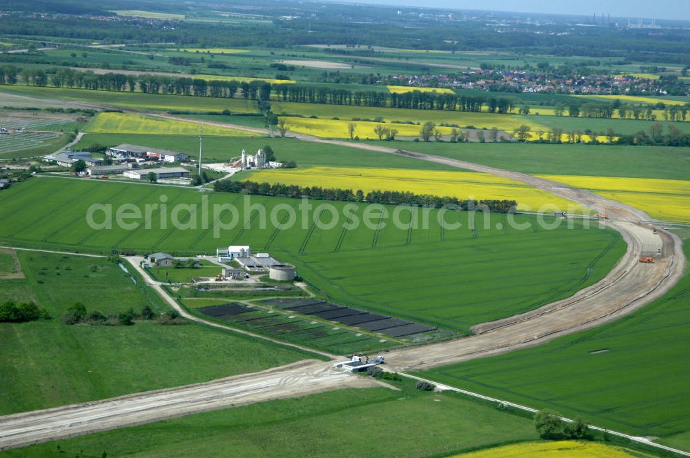 Oebisfelde from above - Neubau von Brücken im Zuge der Errichtung der Ortsumgehung Oebisfelde durch den EUROVIA - Baukonzern in Sachsen-Anhalt. Die Umgehungsstraße der B188 um Oebisfelde ist eine lang diskutierte und umstrittene Entlastung des Innenstadtverkehrs.